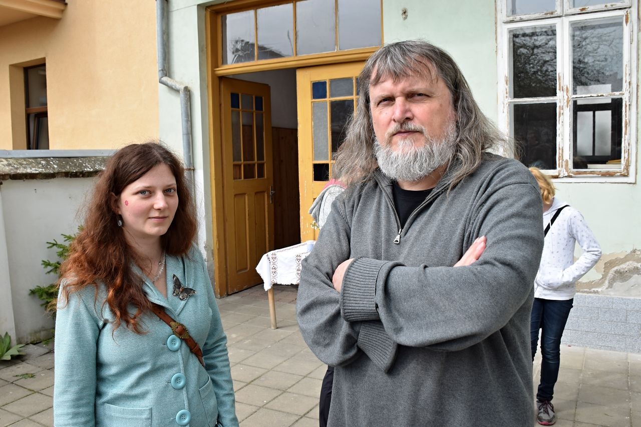 Malířka Marie Čmelíková s evangelickým farářem Štěpánem Hájkem | Foto: Erik Měkyna Malířka Marie Čmelíková s evangelickým farářem Štěpánem Hájkem | Foto: Erik Měkyna